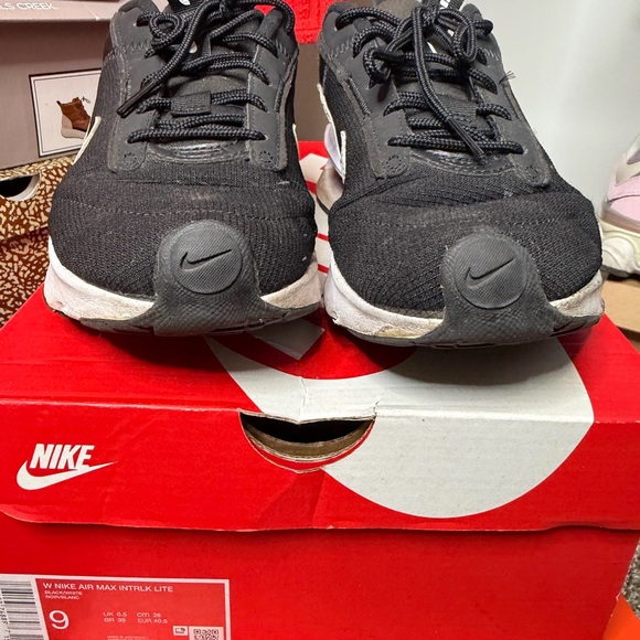 Nike Air Max INTRLK Black and White Sneakers Size 9 (used) - Picture 2 of 9